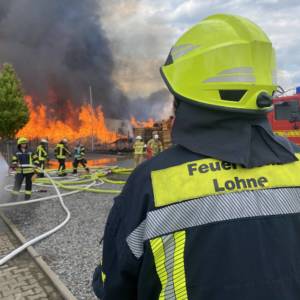 Großbrand von Paletten-Hersteller