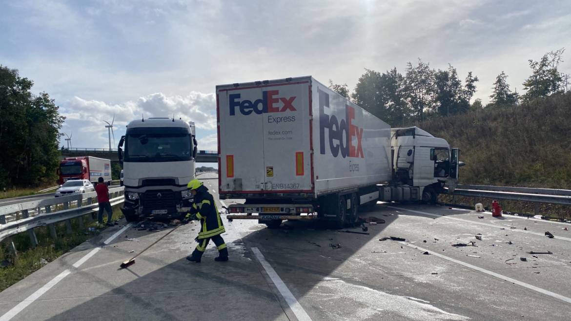 Auslaufende Betriebsstoffe nach Lkw-Unfall