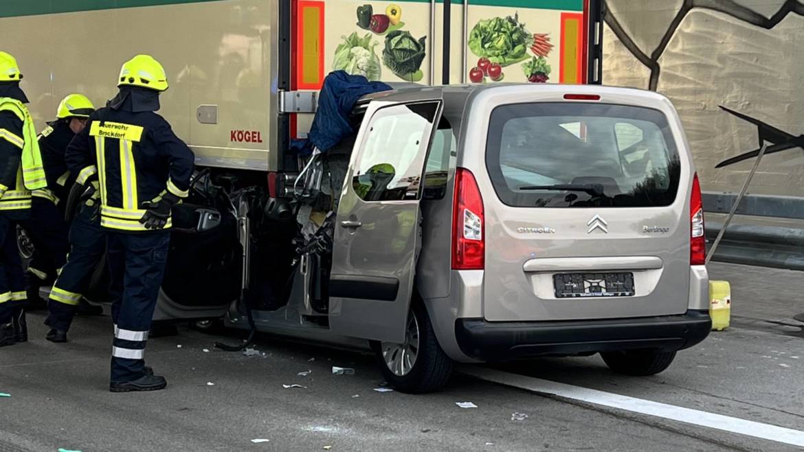 Auto prallt auf Lastwagen