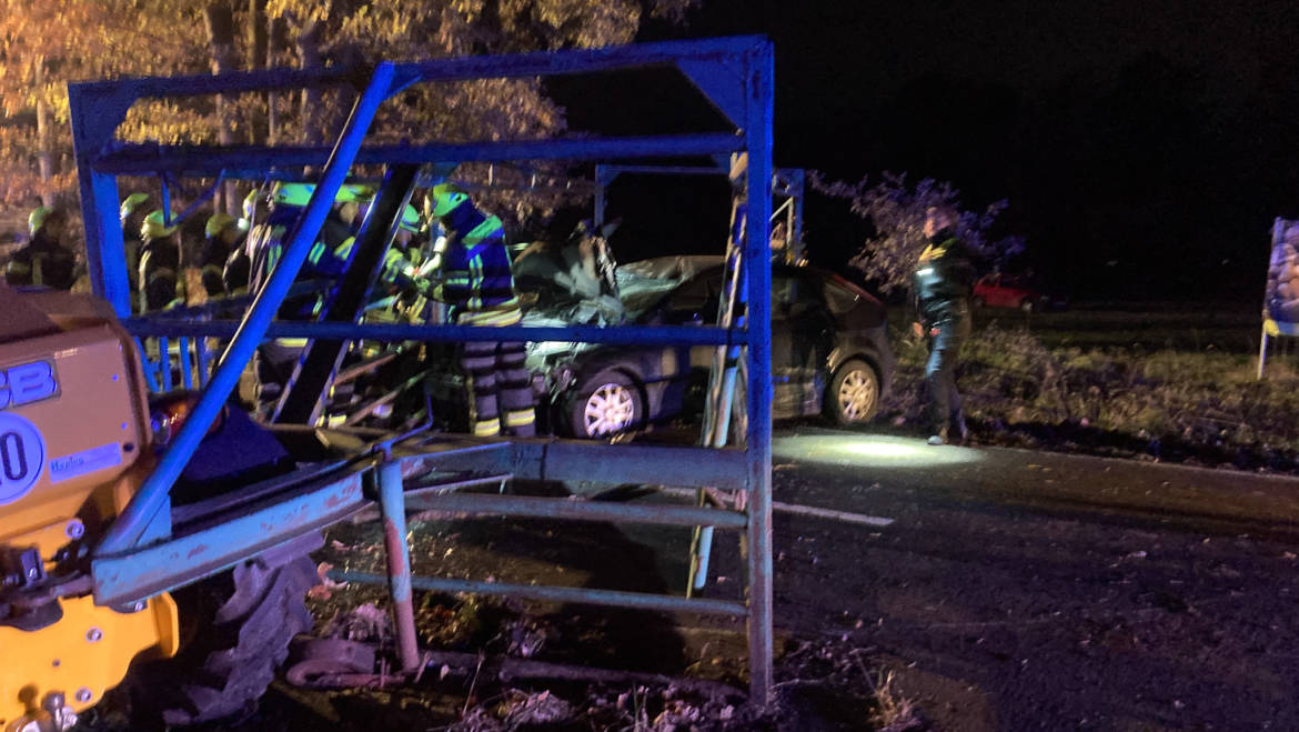 Auto prallt unter Traktor-Anhänger