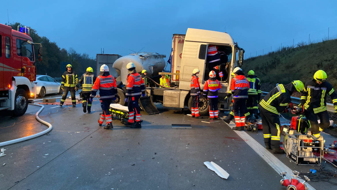 Drei Lastwagen prallen ineinander