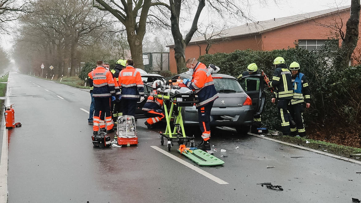 Verkehrsunfall mit eingeklemmter Person