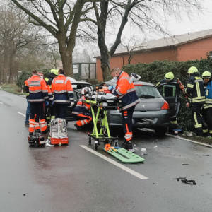 Verkehrsunfall mit eingeklemmter Person