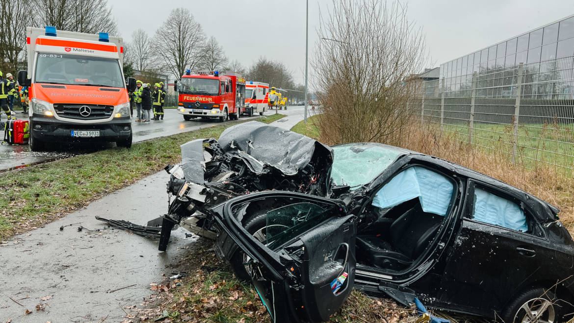 Verkehrsunfall mit eingeklemmter Person