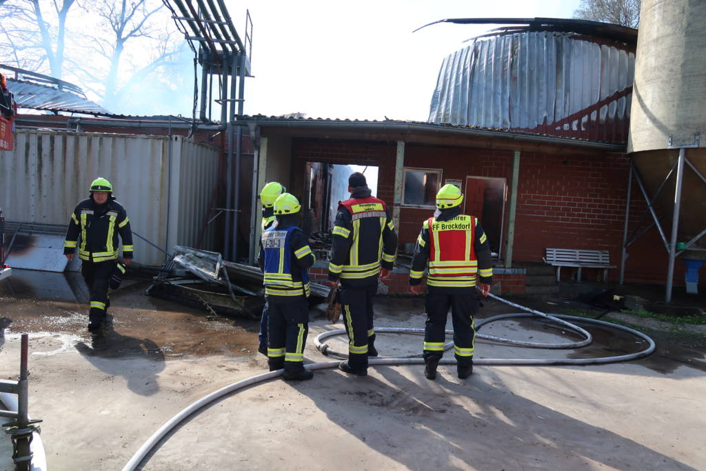 Die Einsatzleitung macht sich ein Bild vom Brand im Schweinestall in Lohne.