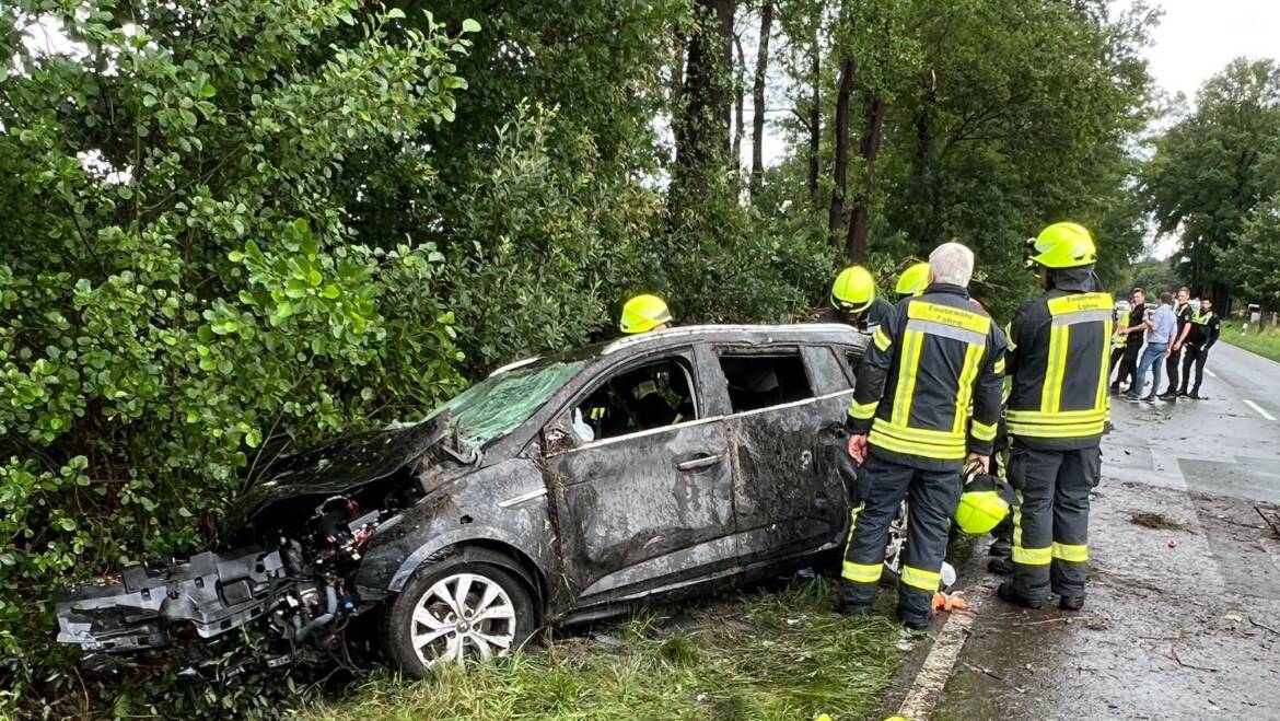 Auto fährt gegen Baum