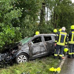 Auto fährt gegen Baum