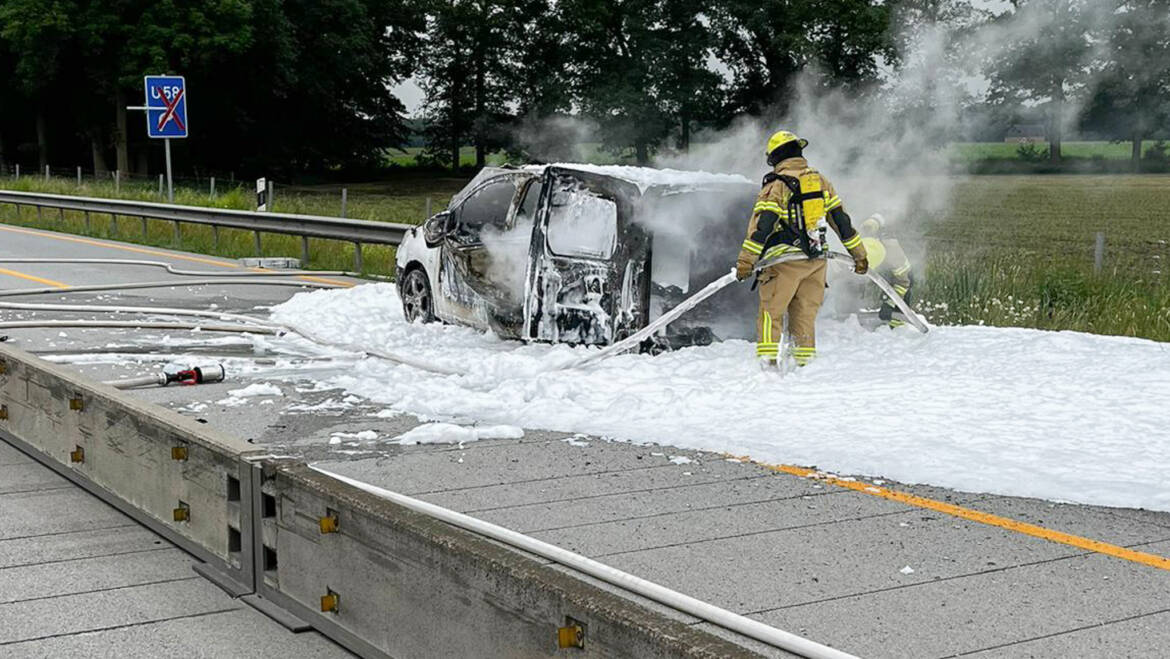 Pkw-Brand auf der Autobahn