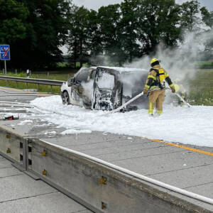 Pkw-Brand auf der Autobahn
