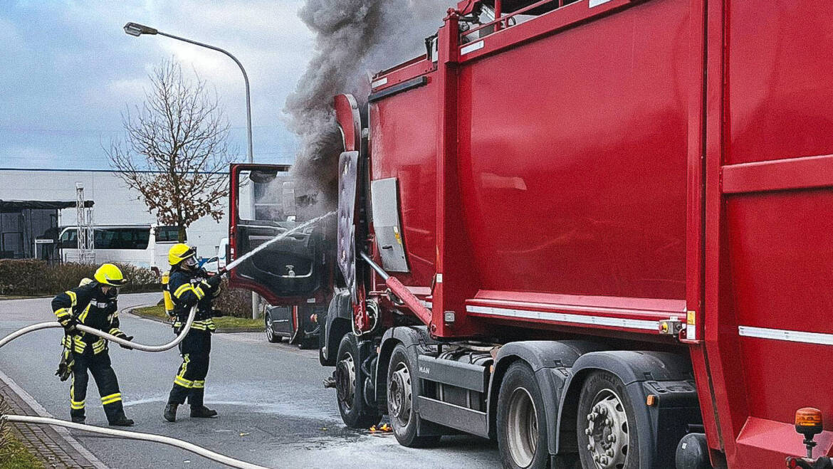 Müllwagen brennt 