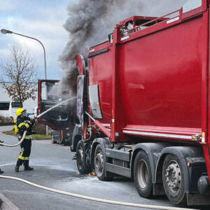 Müllwagen brennt 