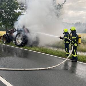 Traktor brennt