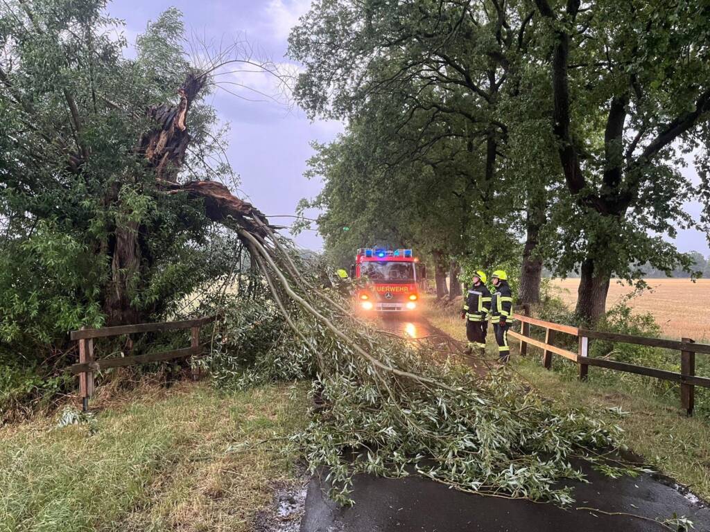 Unwetter sorgt in Lohne für 28 Feuerwehreinsätze – umgestürzte Bäume, Sturmschäden und Brände fordern Einsatzkräfte im Stadtgebiet und auf der A1.