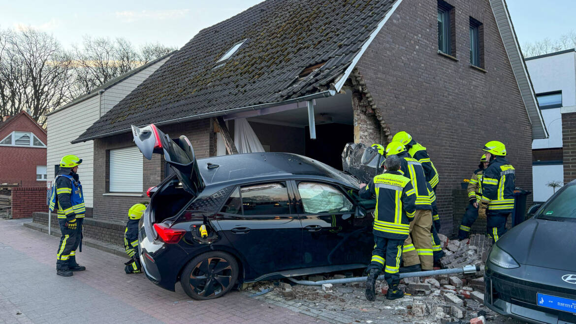 Fahrzeug prallt in Wohnhaus