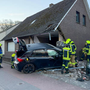 Fahrzeug prallt in Wohnhaus