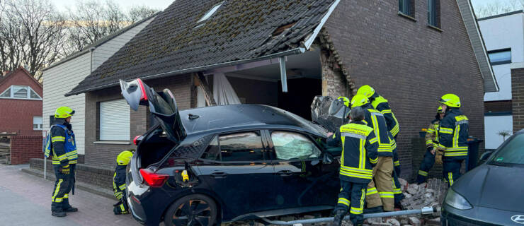 Fahrzeug prallt in Wohnhaus