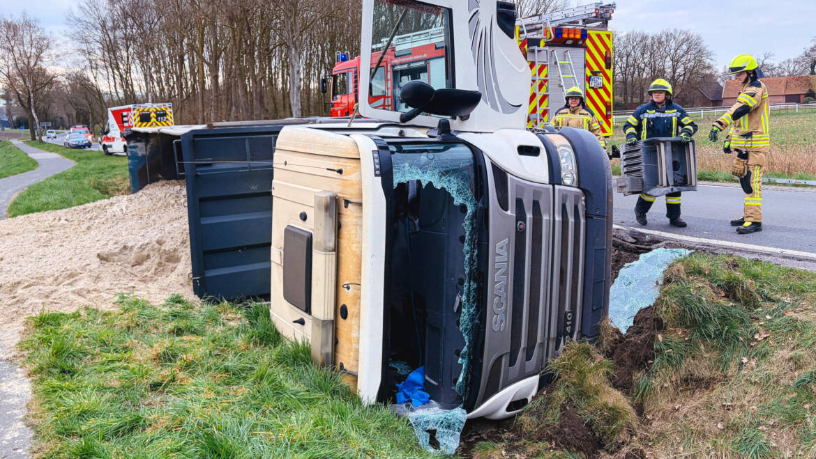Lastwagen in Graben gerutscht