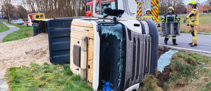 Lastwagen in Graben gerutscht