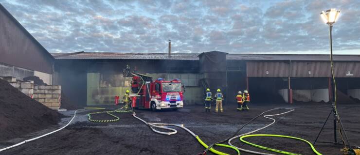 Lagerhalle von Torfwerk brennt