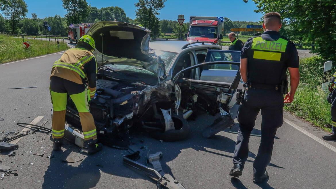 Verkehrsunfall mit eingeklemmten Personen