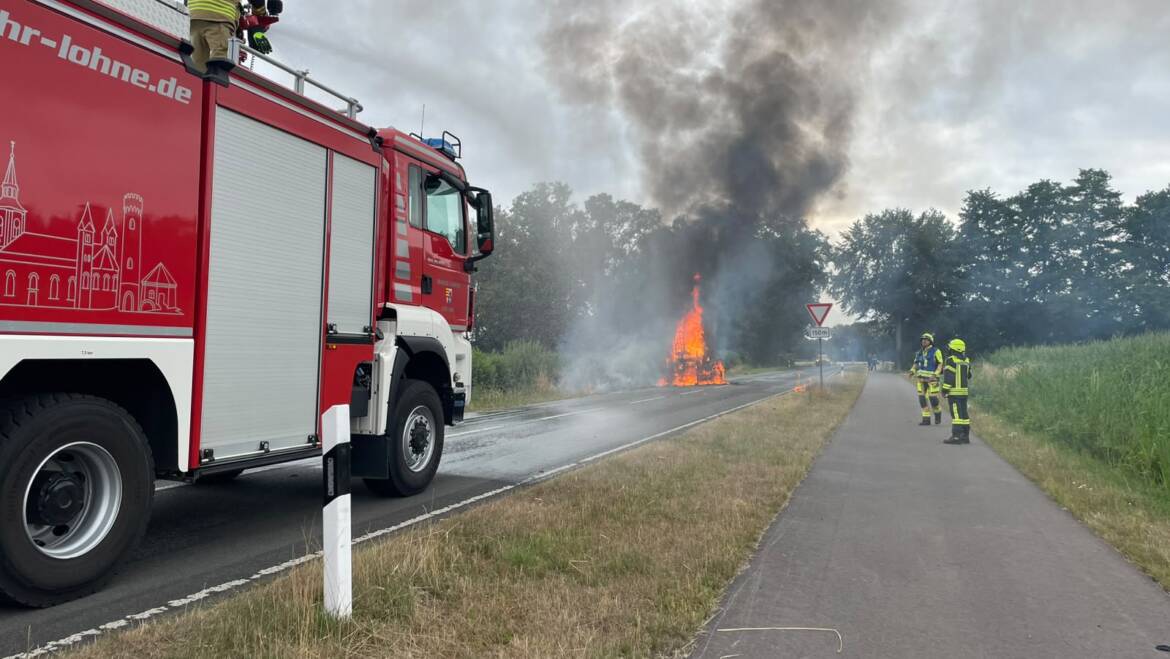 Rundballenpresse brennt