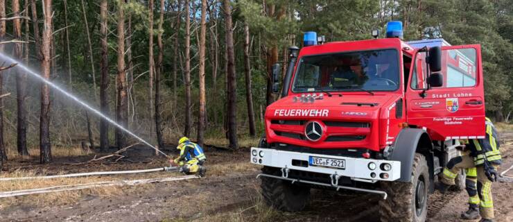 Flächenbrand droht auf Wald überzugreifen