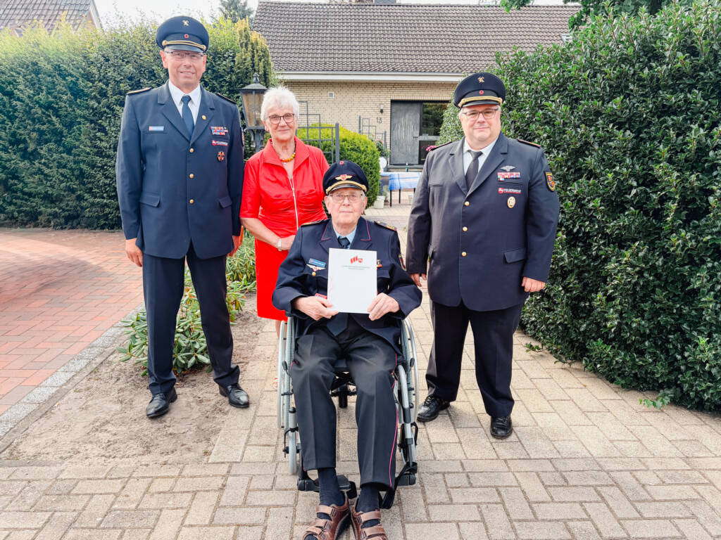 Kreisbrandmeister Matthias Trumme (links) und Regierungsbrandmeister Udo Schwarz (rechts) überreichten Ludwig Tombrägel im Beisein seiner Ehefrau Ursula die Urkunde für 70-jährige Treue zur Freiwilligen Feuerwehr. 