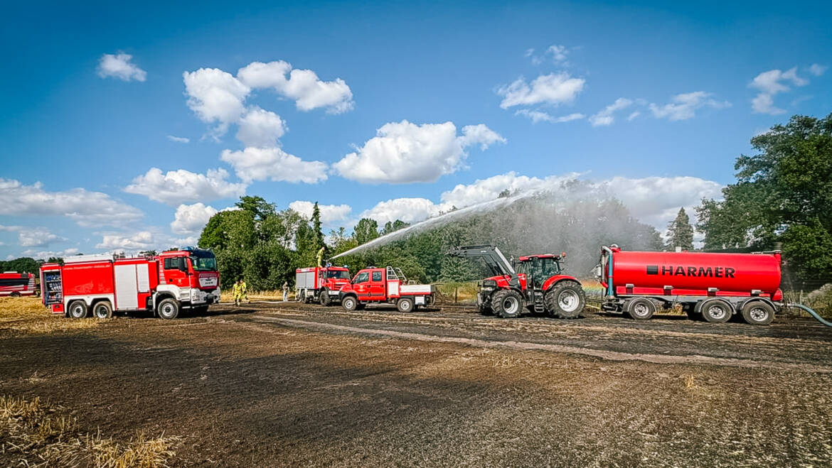 Flächenbrand droht auf Wohnhaus überzugreifen
