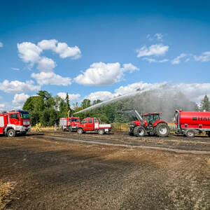 Flächenbrand droht auf Wohnhaus überzugreifen