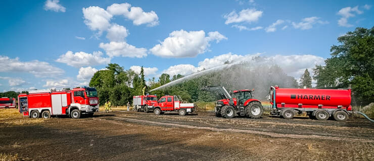 Flächenbrand droht auf Wohnhaus überzugreifen
