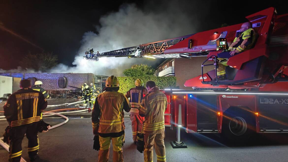 Nachbarschaftliche Löschhilfe bei Brand von Geschäftshaus