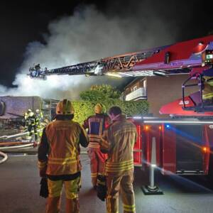 Nachbarschaftliche Löschhilfe bei Brand von Geschäftshaus