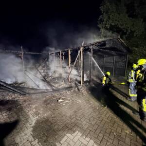 Carport brennt