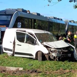 Zug erfasst Auto am Bahnübergang