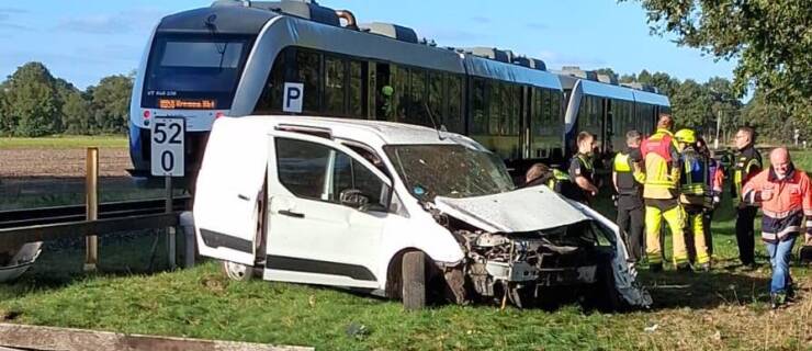Zug erfasst Auto am Bahnübergang